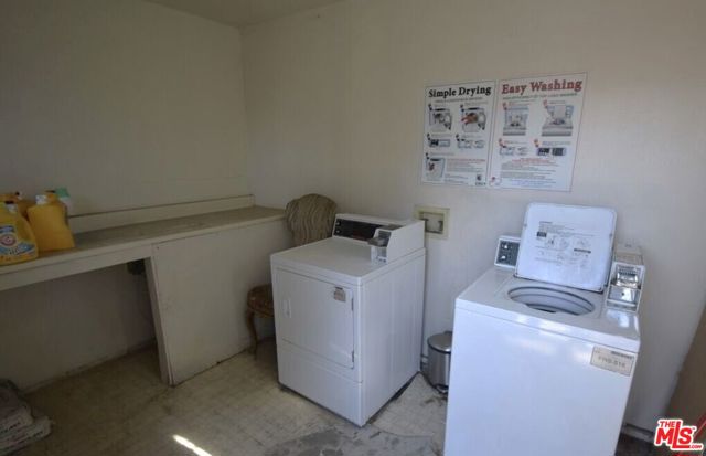 915 E 50th Street, Los Angeles CA: https://media.crmls.org/mediaz/11468c22-8f86-4bf7-b4d2-dbb6c4a4ca64.jpg