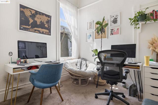 102 Hamilton Pl, Oakland CA: https://media.crmls.org/mediaz/1146b3ee-375e-4b76-8843-3865029804f6.jpg