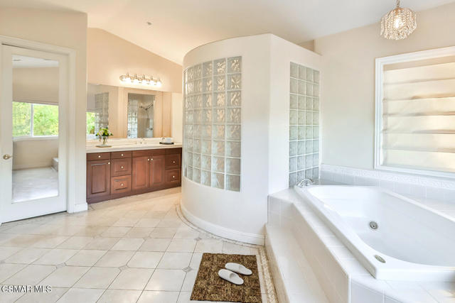 11275 Watson Drive, Moorpark CA: https://media.crmls.org/mediaz/1146df73-aa94-4351-b010-6009d4192caa.jpg