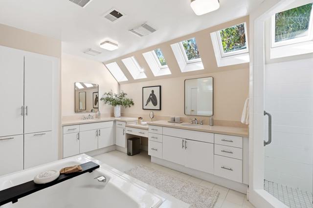 Detail Gallery Image 9 of 46 For 1765 Ivy Rd, Oceanside,  CA 92054 - 4 Beds | 3/1 Baths