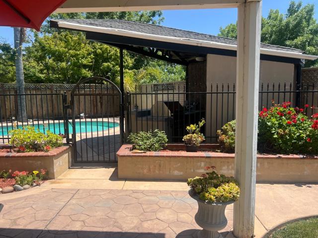 1298 Hersman Drive, Gilroy CA: https://media.crmls.org/mediaz/114942a3-0021-4eff-b6dc-e01478c186bf.jpg