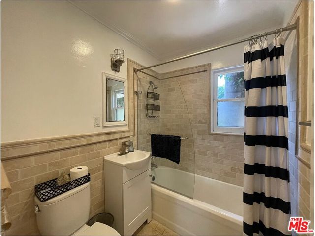 1144 15th Street, Santa Monica CA: https://media.crmls.org/mediaz/1149d096-5c41-4ca4-a098-4d6e33757a48.jpg