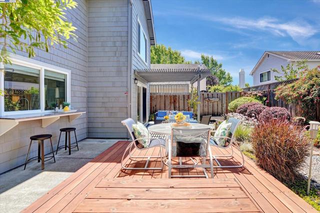 37 Clipper Drive, Alameda CA: https://media.crmls.org/mediaz/114a1ab2-c5cb-424d-9664-429fc0f70995.jpg