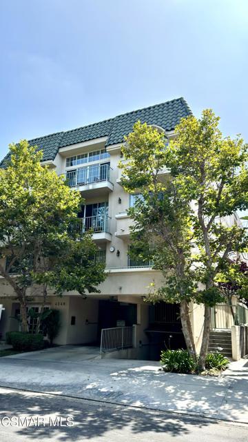 4348 Mammoth Avenue, Sherman Oaks CA: https://media.crmls.org/mediaz/114a3d26-ee05-4e0f-a326-290be0f0e6bd.jpg