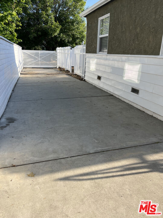 15227 Valleyheart Drive, Sherman Oaks CA: https://media.crmls.org/mediaz/114a722f-8eba-4473-a7e4-b10c641a4e27.jpg