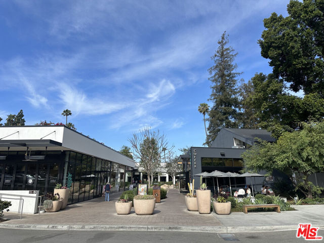 12722 Halkirk Street, Studio City CA: https://media.crmls.org/mediaz/114bd39b-c7ca-49ee-a30a-2a0642630dac.jpg
