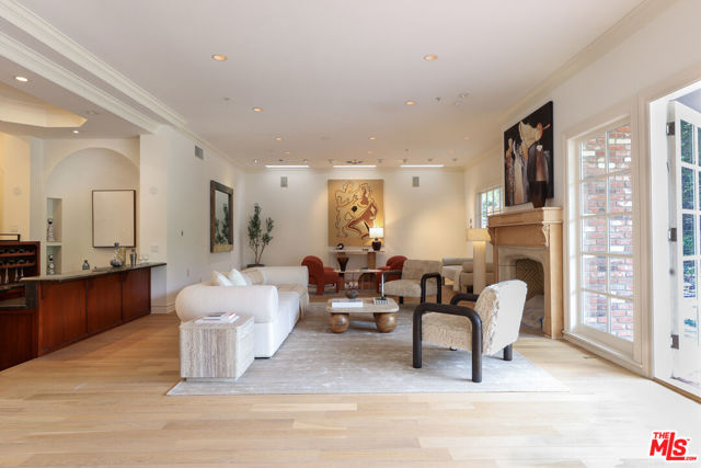 628 N Elm Drive, Beverly Hills CA: https://media.crmls.org/mediaz/114ee2a0-f04d-4f33-9efb-f29cef1c15aa.jpg