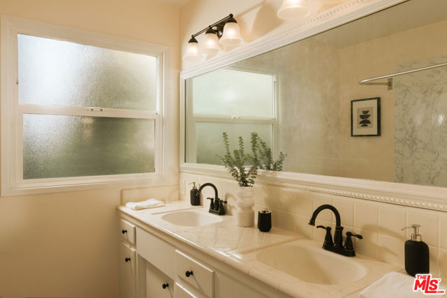 22251 Kittridge Street photo 16