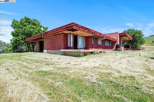 6400 Mines Rd, Livermore CA: https://media.crmls.org/mediaz/1150333e-564e-49b8-b74b-a897a0af56fc.jpg