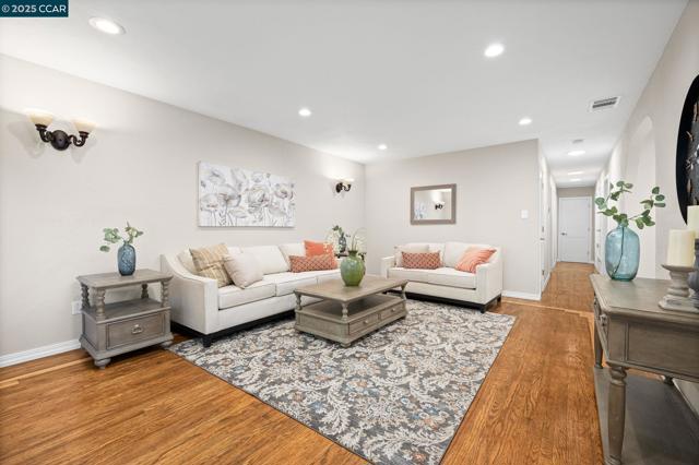 832 San Simeon Dr, Concord CA: https://media.crmls.org/mediaz/115231c7-d075-4b99-823c-39a645600143.jpg