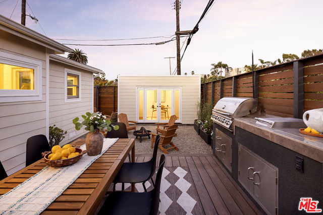 2432 Cloy Avenue, Venice CA: https://media.crmls.org/mediaz/11525b7f-e4dd-4b3b-a813-b07e7baf82c3.jpg