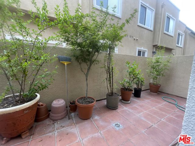 2223 Montrose Avenue, Montrose CA: https://media.crmls.org/mediaz/11543faf-6472-4f00-9c71-f518246c2cf0.jpg