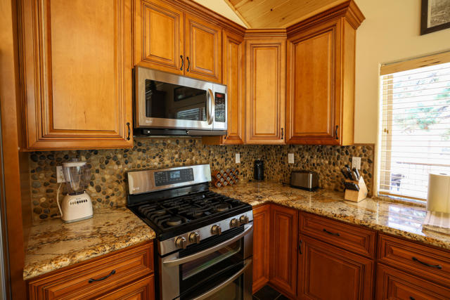 289 Stony Creek Road, Big Bear CA: https://media.crmls.org/mediaz/1154df13-576f-4ec7-8f91-5c468327744b.jpg