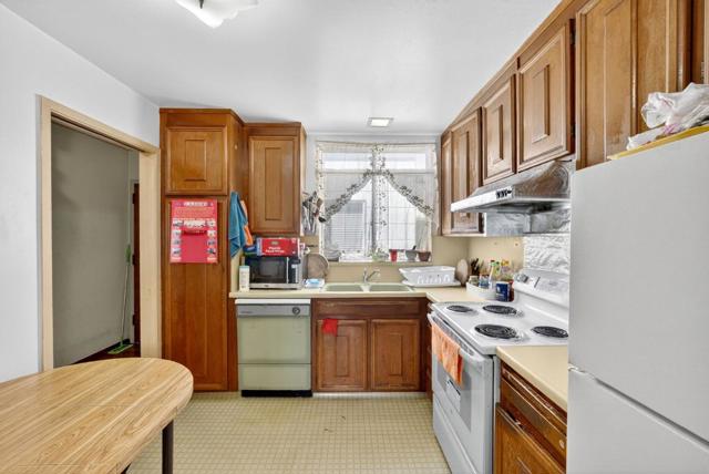 476 7th Avenue, San Francisco CA: https://media.crmls.org/mediaz/11554e6e-fc07-4b45-b7d1-83b43242f3c1.jpg
