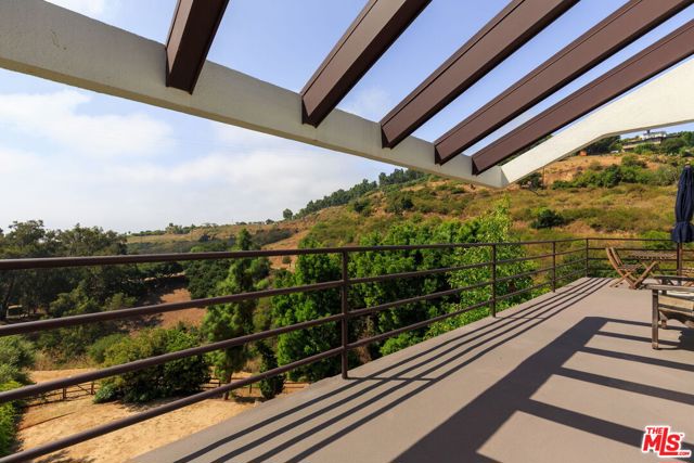 26533 Ocean View Drive, Malibu CA: https://media.crmls.org/mediaz/115626dc-2fb9-4df9-a77d-17a52c3cf834.jpg