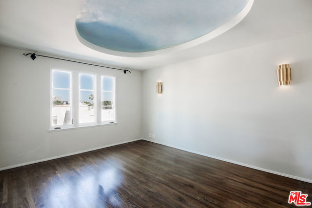 1302 Sweetzer Avenue, West Hollywood CA: https://media.crmls.org/mediaz/1156435e-ea38-455a-91e5-177c2aea45a4.jpg