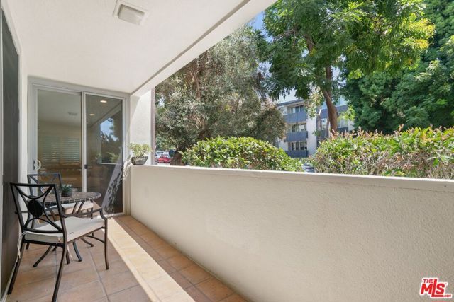 1015 N Kings Road, West Hollywood CA: https://media.crmls.org/mediaz/11565acf-b950-4548-b63d-8274a2e89e8a.jpg