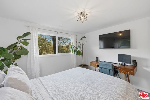 21936 Canon Drive, Topanga CA: https://media.crmls.org/mediaz/11568164-ac24-4582-8c53-28c536df43d8.jpg