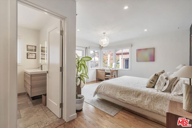 2316 Laurelmont Place, Los Angeles CA: https://media.crmls.org/mediaz/11578c62-e507-437d-9e56-4adb012741d0.jpg