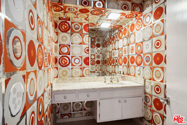 15901 High Knoll Road, Encino CA: https://media.crmls.org/mediaz/1157cd0e-dd51-4f85-9f77-d8c9a49de8b5.jpg