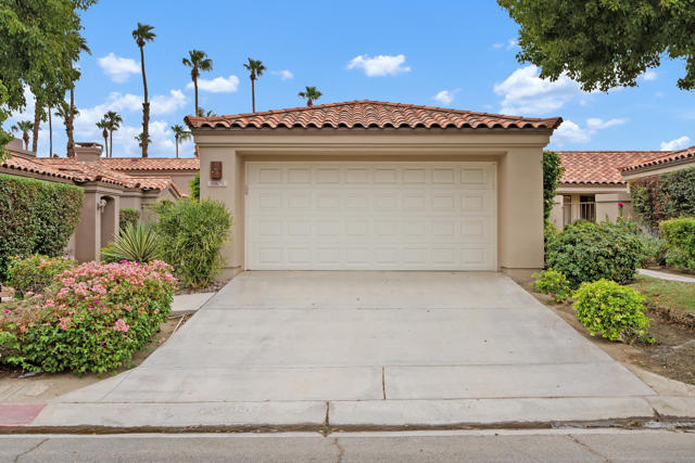 38678 Dahlia Way, Palm Desert CA: https://media.crmls.org/mediaz/11581890-8712-40bd-af32-f638cb7922e0.jpg
