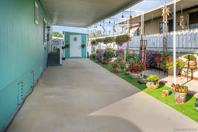 1212 H St, Ramona CA: https://media.crmls.org/mediaz/11585f16-6130-4079-a49e-cc601e83e230.jpg