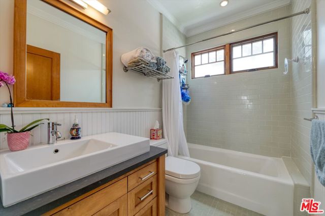 933 W Venezia Avenue, Venice CA: https://media.crmls.org/mediaz/1158f6e5-4e38-4dcc-9d81-41c1149c671d.jpg