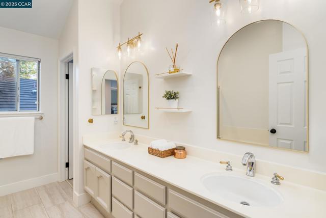 200 Hat Creek Ct, San Ramon CA: https://media.crmls.org/mediaz/1159818c-e2ce-4085-b64f-4496a65c0736.jpg