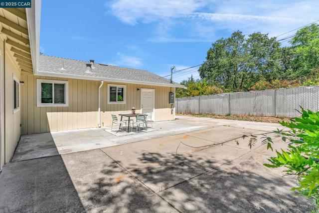 280 Sierra Dr, Walnut Creek CA: https://media.crmls.org/mediaz/115b56fd-fe7a-4181-9164-3f48b0b92942.jpg