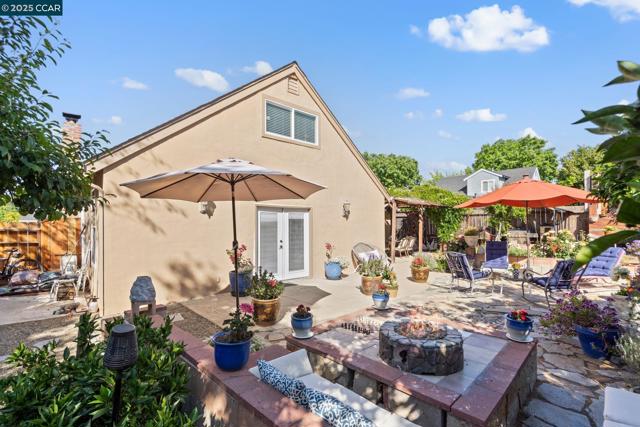 4218 Cobblestone Dr, Concord CA: https://media.crmls.org/mediaz/115b63a6-97a3-487c-91f5-d3c66bc0b2d8.jpg