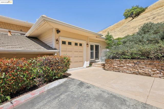 125 Mystic Pl, Alamo CA: https://media.crmls.org/mediaz/115cae7f-c415-4994-944f-f8f3afcd5c57.jpg