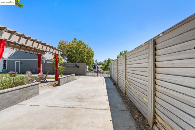 51 Cunha Ct, Oakley CA: https://media.crmls.org/mediaz/115cd0f1-8f17-4e2b-b21b-c75fae042f62.jpg