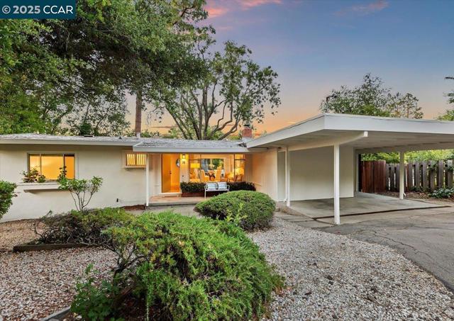 32 California Ave, Orinda CA: https://media.crmls.org/mediaz/115cf28f-fec9-43eb-a40e-b9ebe51de82f.jpg