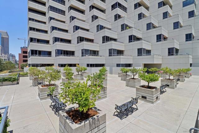 700 Front St, San Diego CA: https://media.crmls.org/mediaz/115d8958-efee-4e3d-a1e6-b220081a82c9.jpg