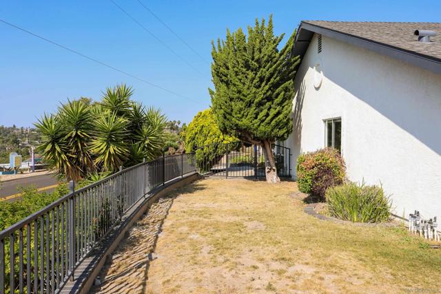 9977 Cristobal Dr, Spring Valley CA: https://media.crmls.org/mediaz/115d94b9-93e2-494b-a3b0-5903f1118e84.jpg
