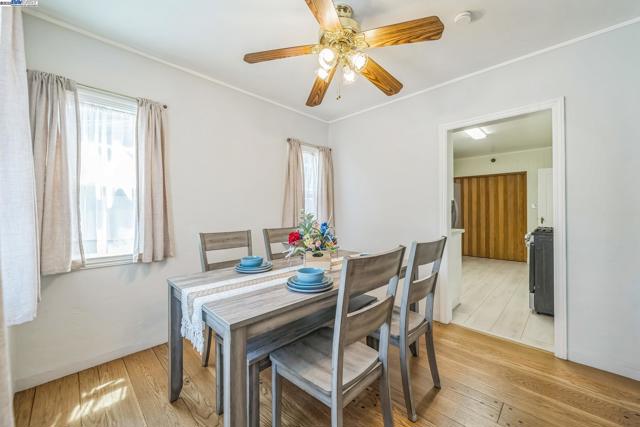 7525 Circle Hill Dr, Oakland CA: https://media.crmls.org/mediaz/115ddd04-ed4e-44bf-96a5-aad772a136b4.jpg