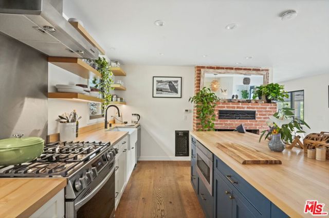 19817 Montau Drive, Topanga CA: https://media.crmls.org/mediaz/115e3680-a0d5-4ae4-971d-7a86cb7f5dcc.jpg