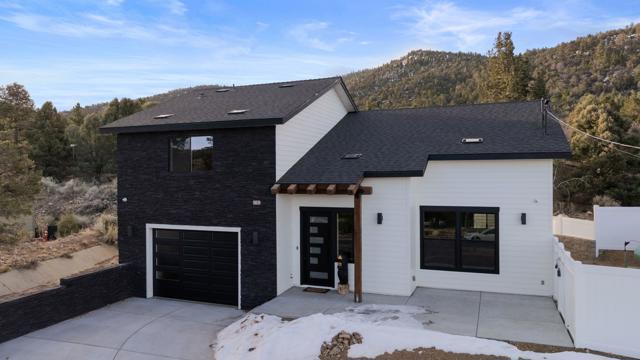 47145 Skyview Drive, Big Bear CA: https://media.crmls.org/mediaz/115f68ec-9ef4-43da-9241-2f50eec924b6.jpg