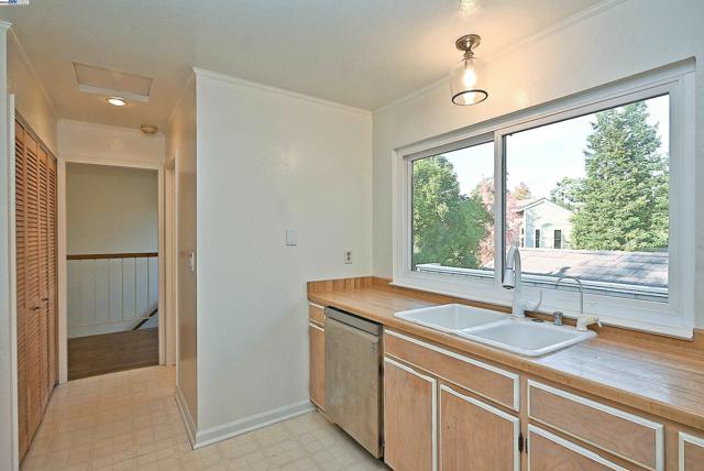 405 Thistle Cir, Martinez CA: https://media.crmls.org/mediaz/1160a7ca-ab7c-413a-9064-d0c0e44d2e6f.jpg