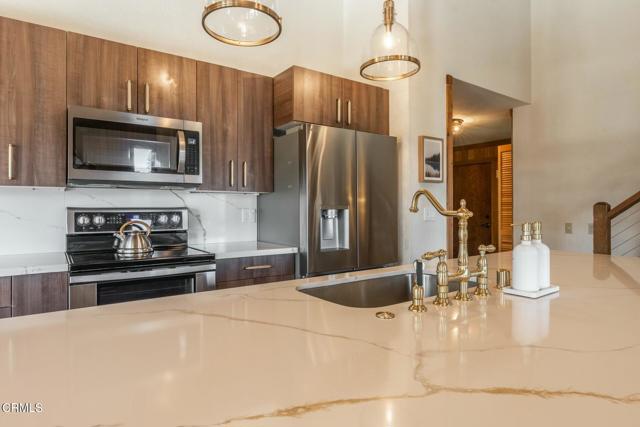 435 Lakeview Boulevard, Mammoth Lakes CA: https://media.crmls.org/mediaz/11619671-ca78-40f1-b4b7-82b8f095947e.jpg