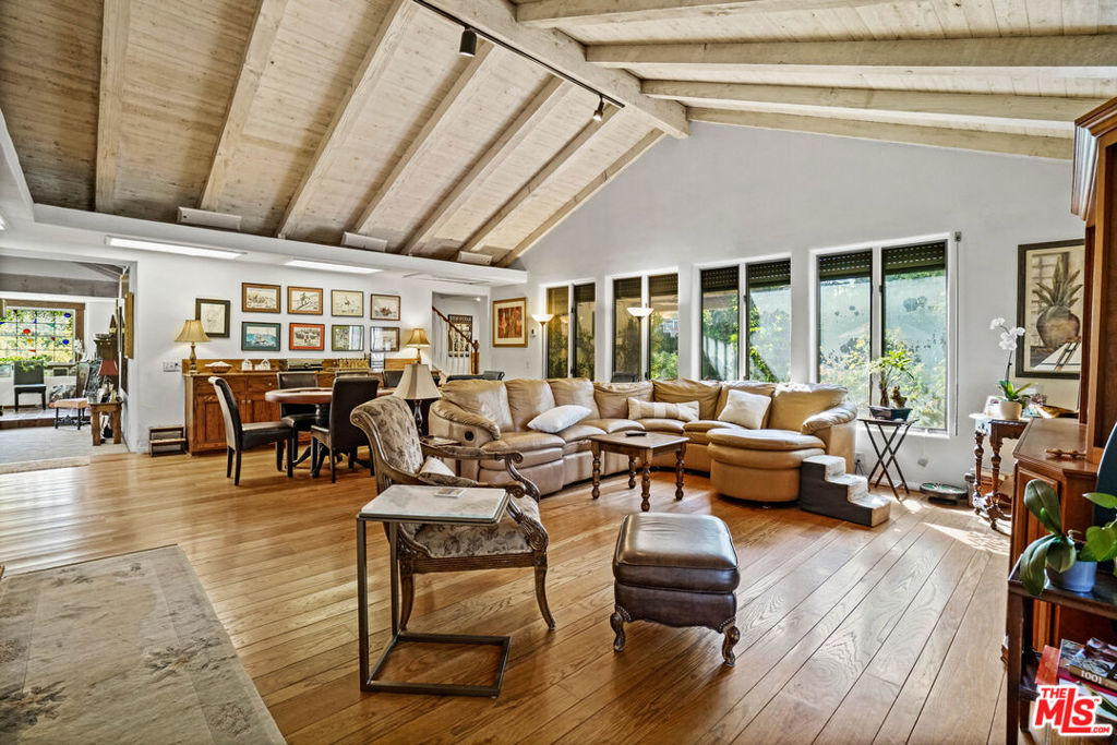 https://media.crmls.org/mediaz/1161d66b-87a1-4909-a28f-4524d9cc272e.jpg?preset=X-Large