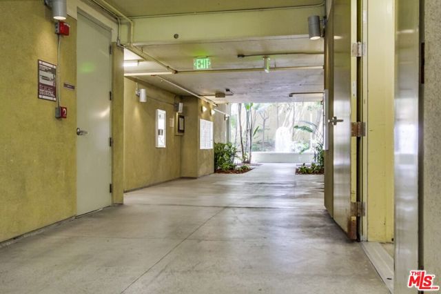 1130 S Flower Street, Los Angeles CA: https://media.crmls.org/mediaz/1161dab0-5751-4b47-a2ce-13e7d83aea36.jpg