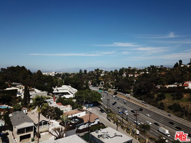 2925 N Park Center Drive, Los Angeles CA: https://media.crmls.org/mediaz/11622191-7900-4b92-b805-c81decfa9235.jpg