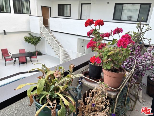 8568 Burton Way, Los Angeles CA: https://media.crmls.org/mediaz/11629303-01dd-483c-8882-1889f94fca7c.jpg