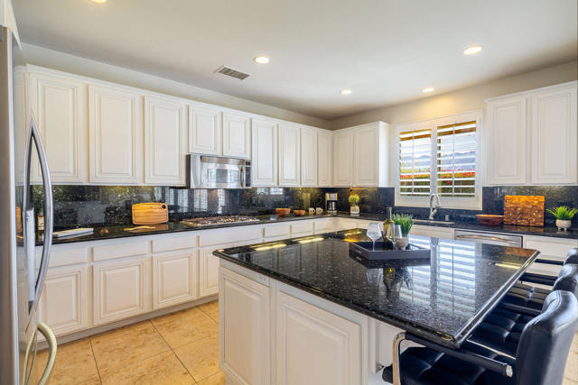 9 Shasta Lake Drive, Rancho Mirage CA: https://media.crmls.org/mediaz/1162a6a7-31d0-45a1-9599-eab80a65b152.jpg
