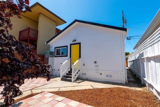 1276 64Th Ave, Oakland CA: https://media.crmls.org/mediaz/11645b14-201a-4948-906d-dc311da4f6ae.jpg