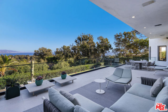 7052 Dume Drive, Malibu CA: https://media.crmls.org/mediaz/11650085-3039-4ac4-acac-766029e28886.jpg