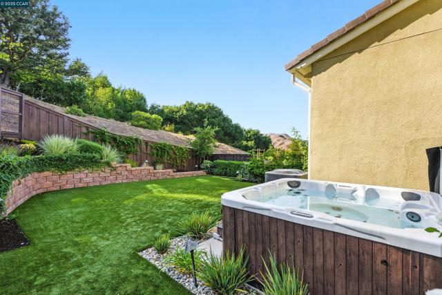 22 W Hill Way, Orinda CA: https://media.crmls.org/mediaz/11663656-70d5-4345-8cda-597806eea43d.jpg