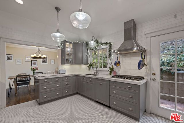 3313 Coy Drive, Sherman Oaks CA: https://media.crmls.org/mediaz/11689bb0-9512-4f70-9a5d-0695d0f99484.jpg