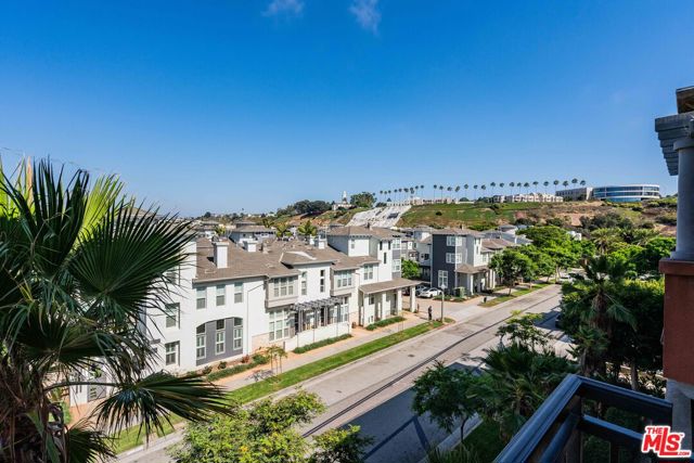 6020 Seabluff Drive, Playa Vista CA: https://media.crmls.org/mediaz/1168daa5-0008-489f-a39d-44d5a9e0a9ef.jpg